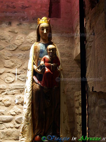 17-P4013181+.jpg - 17-P4013181+.jpg - Abbazia di S. Maria di Ronzano: statua lignea dell'Assunta con Bambino (XI sec.).